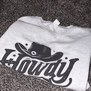Classic Gray Cropped Sweatshirt with Cowboy Hat Graphic